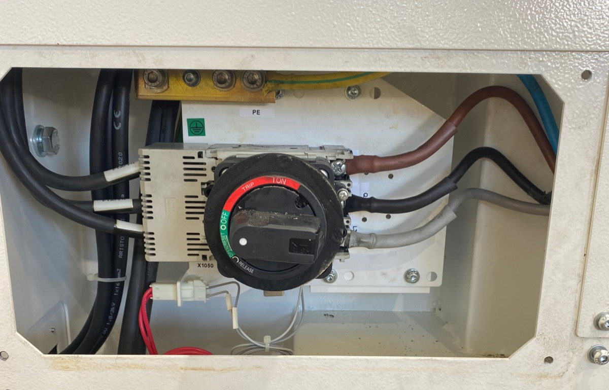 Three-phase rotary isolator with SWA cable terminations
